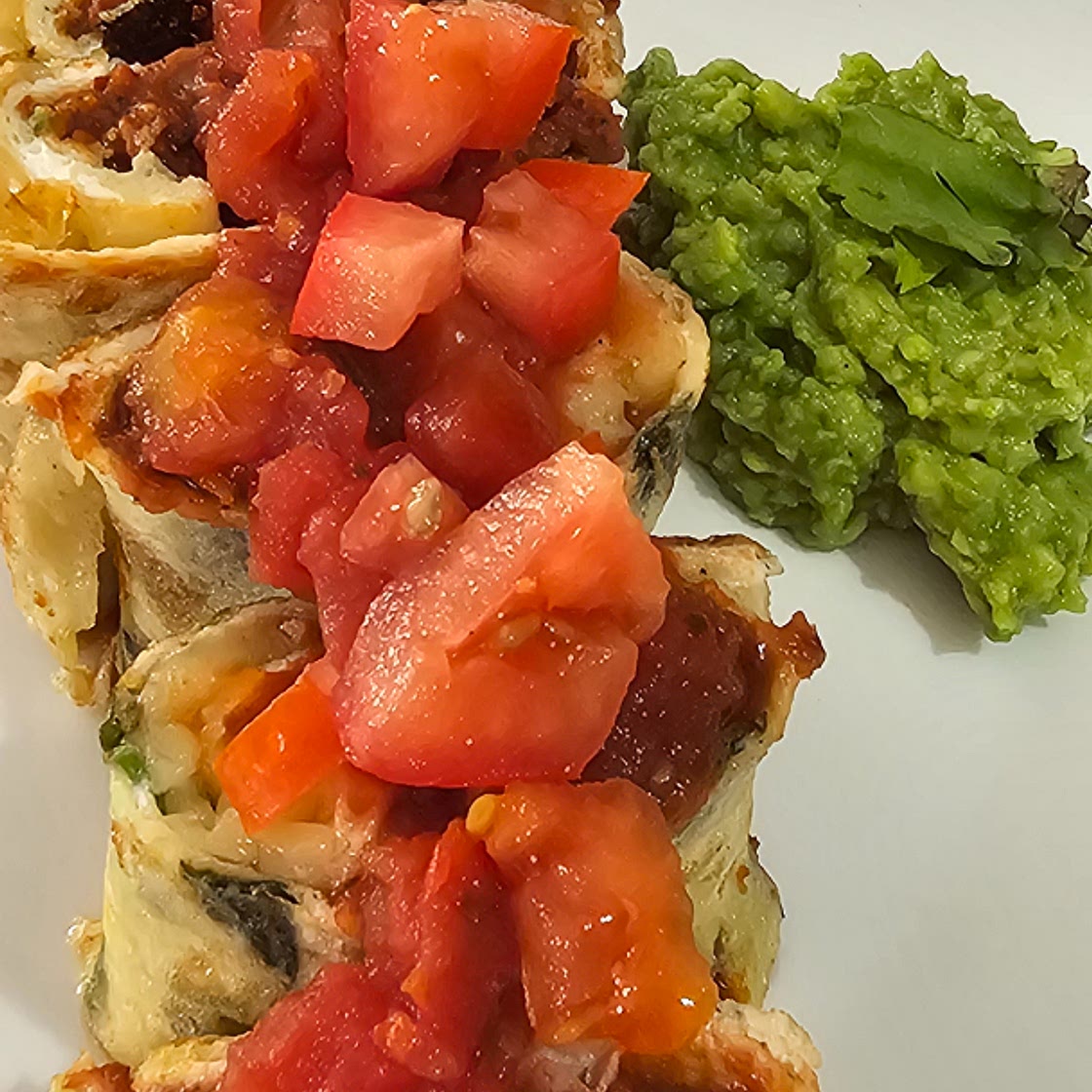 Rollo de Huevo Relleno de Frijoles Refritos