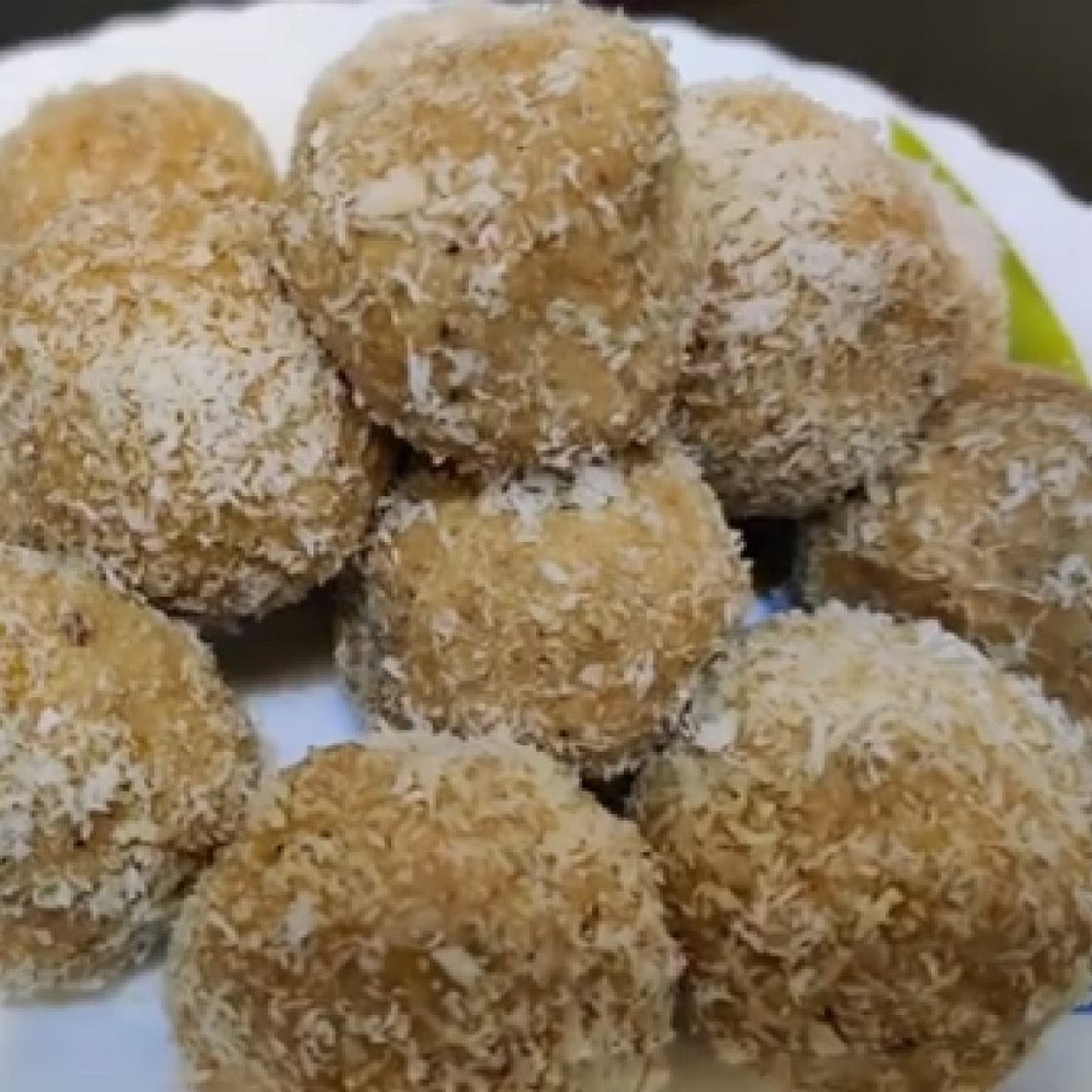 Diwali Special Besan Ladoo Recipe by Hemangi Pore