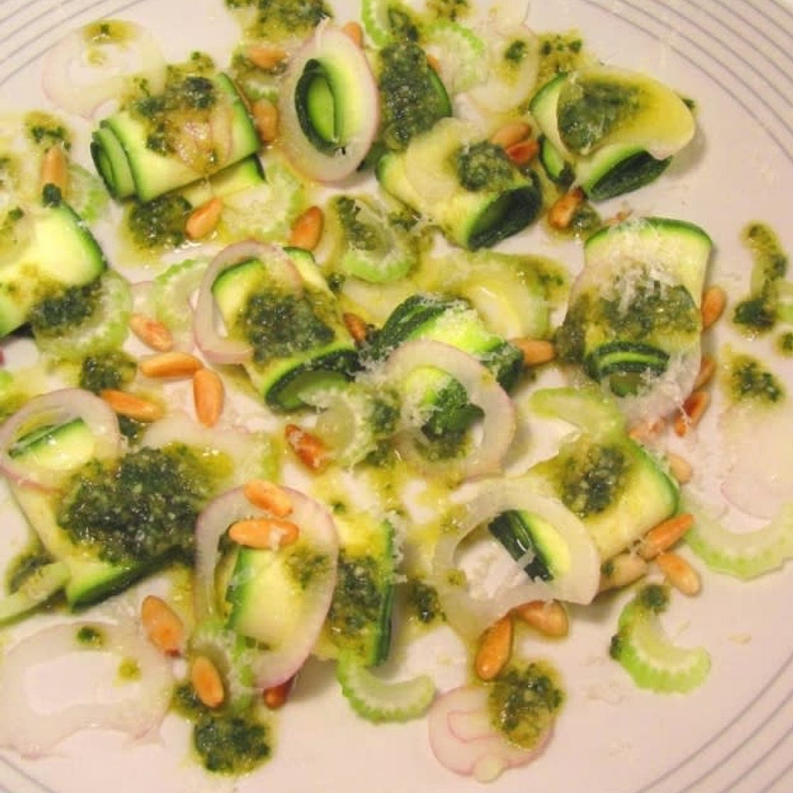 Apio con piñones tostados