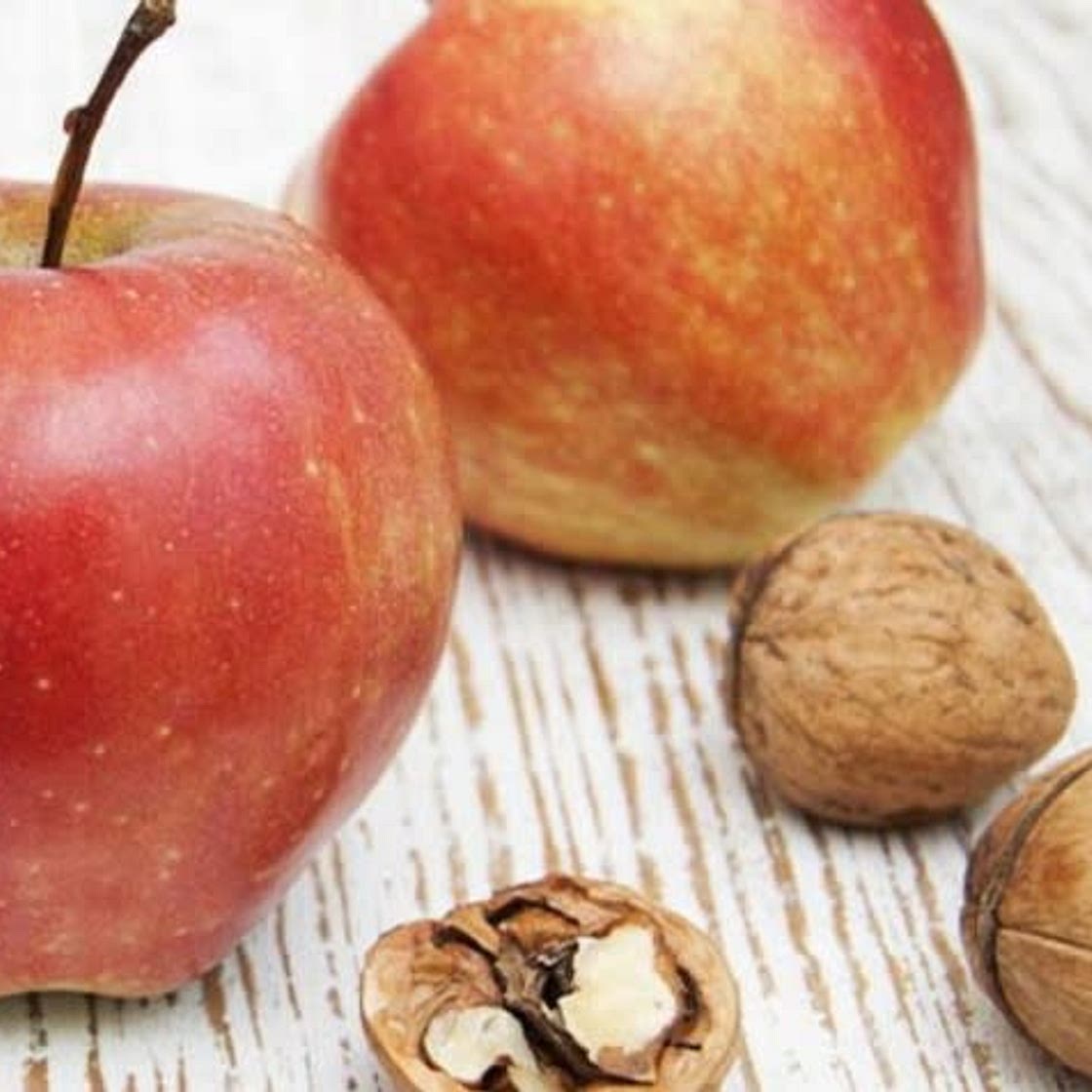 Trozos de manzana con nueces crujiente