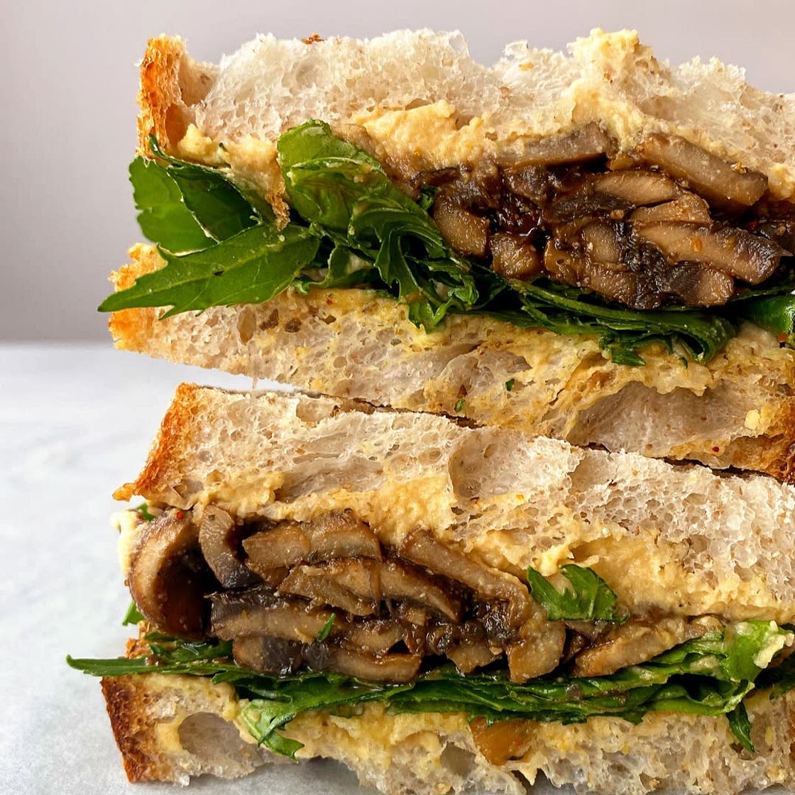 PAT (Portobello, albahaca y tomate) bocadillo