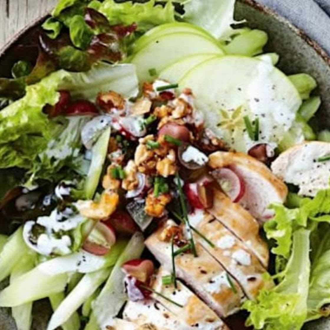 Ensalada "Waldorf" con arroz salvaje y aliño cítrico