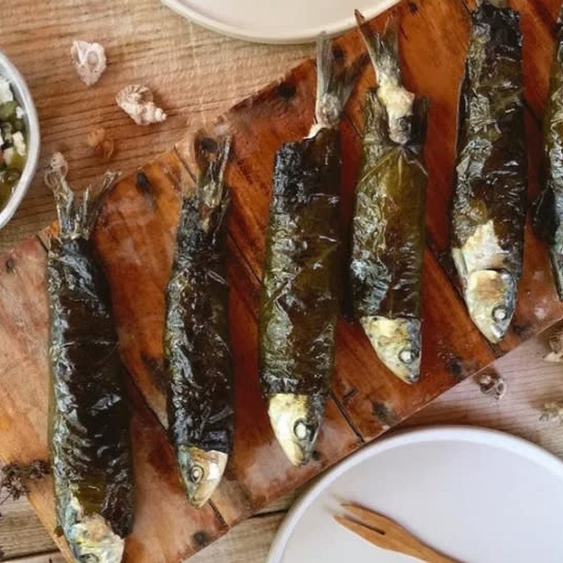Pescado al horno con hojas de uva