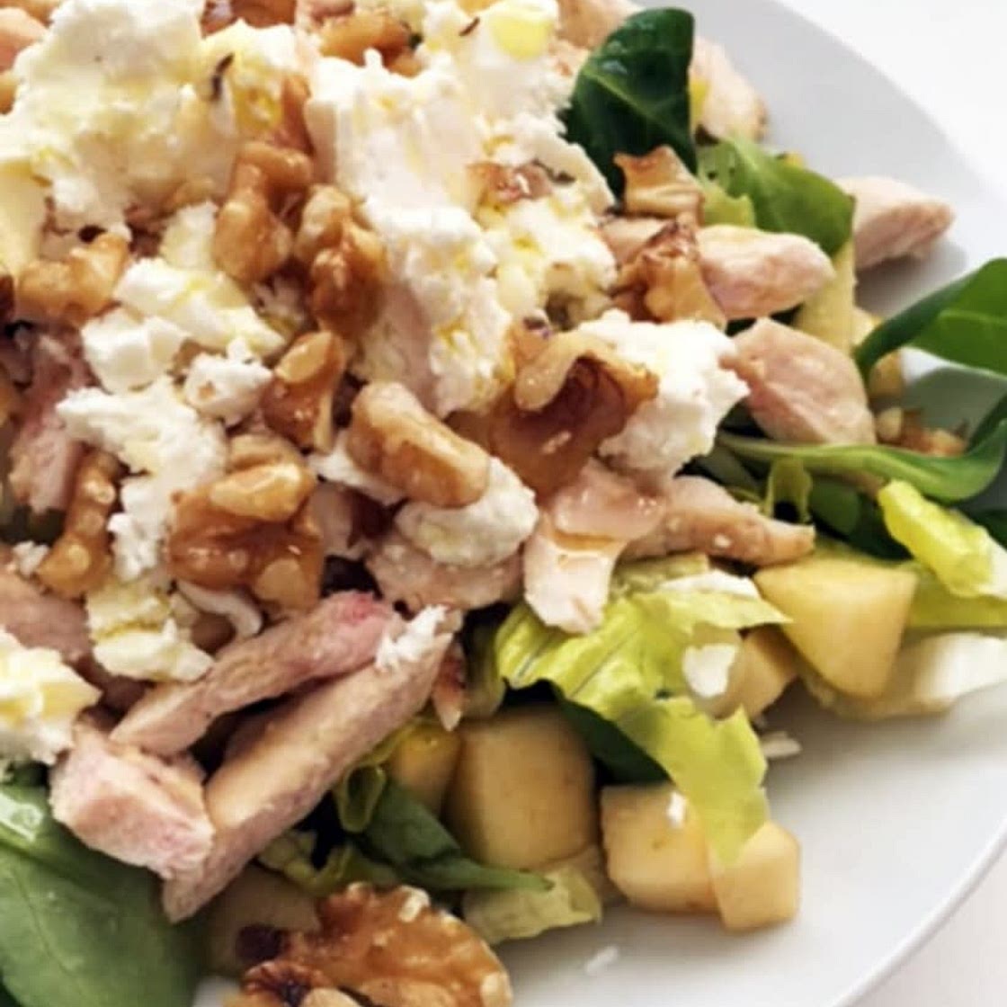 Ensalada de pollo con manzana y huevos