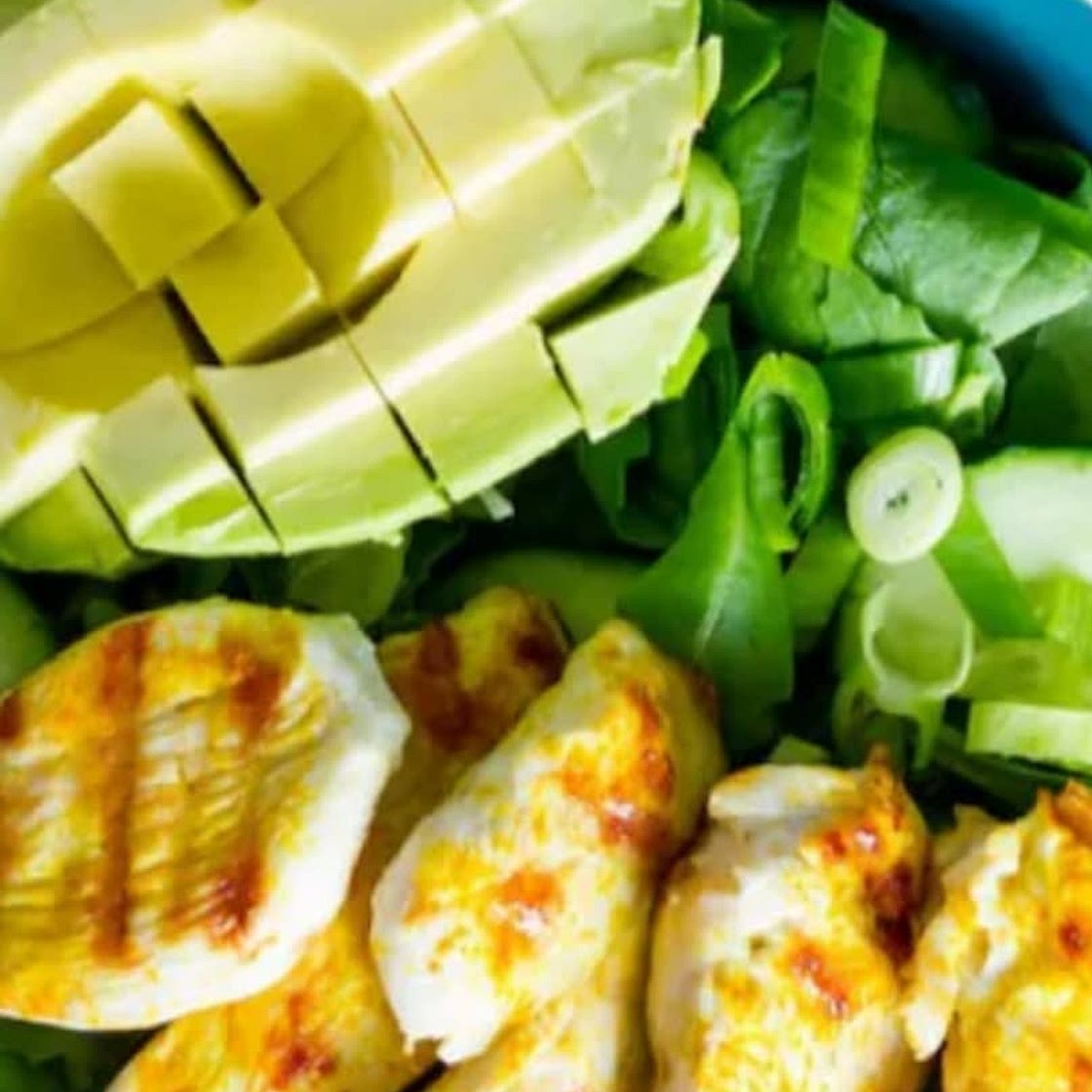 Pollo a la parrilla con tomate y aguacate