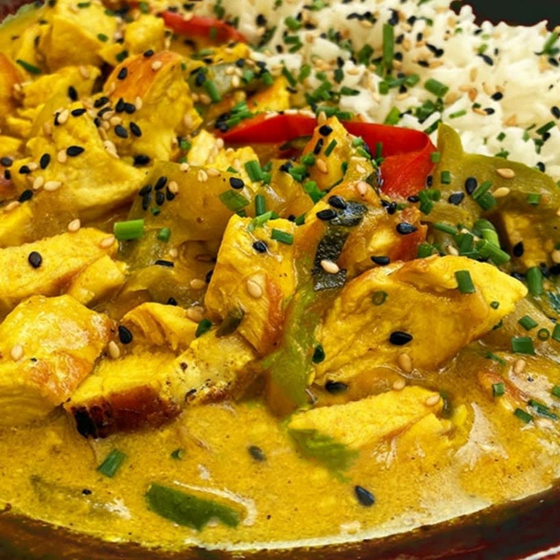 Pollo thai picante con fideos de arroz