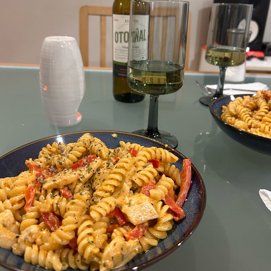 Creamy Mozzarella & Chicken Pasta (with 🫑)