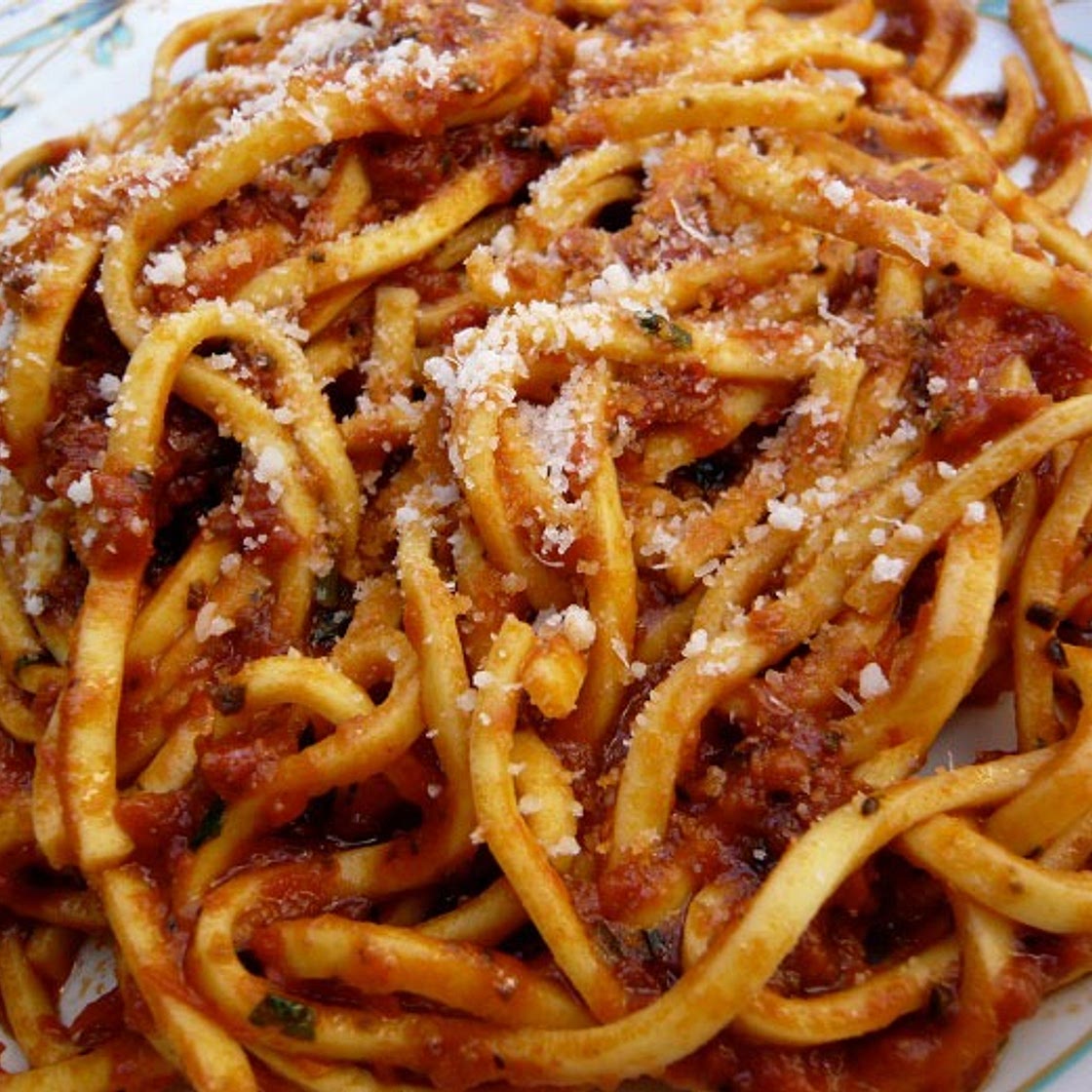 Maccheroni ou spaghetti alla chitarra à la sauce tomate : recette