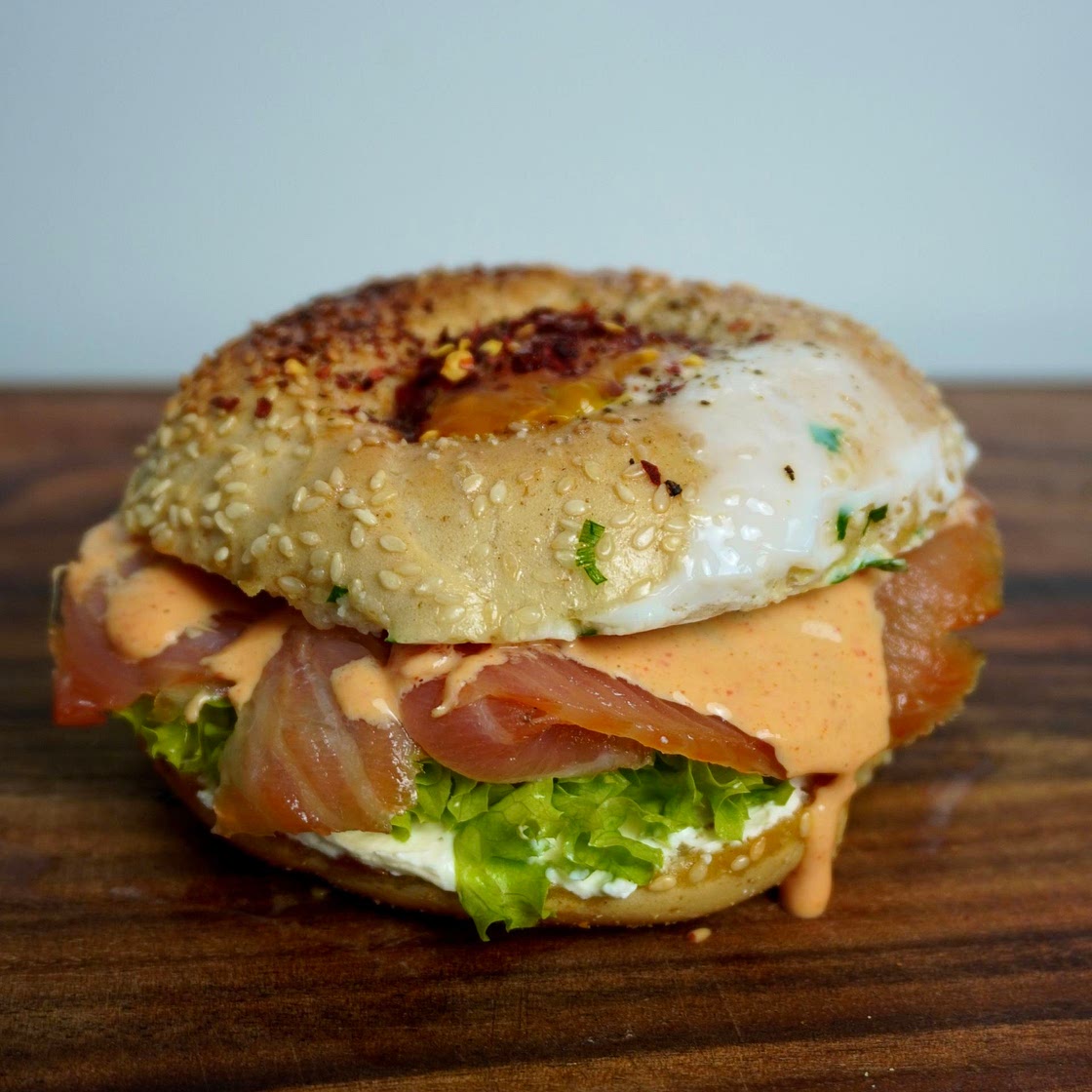 Lachs Ei im Bagel Sandwich