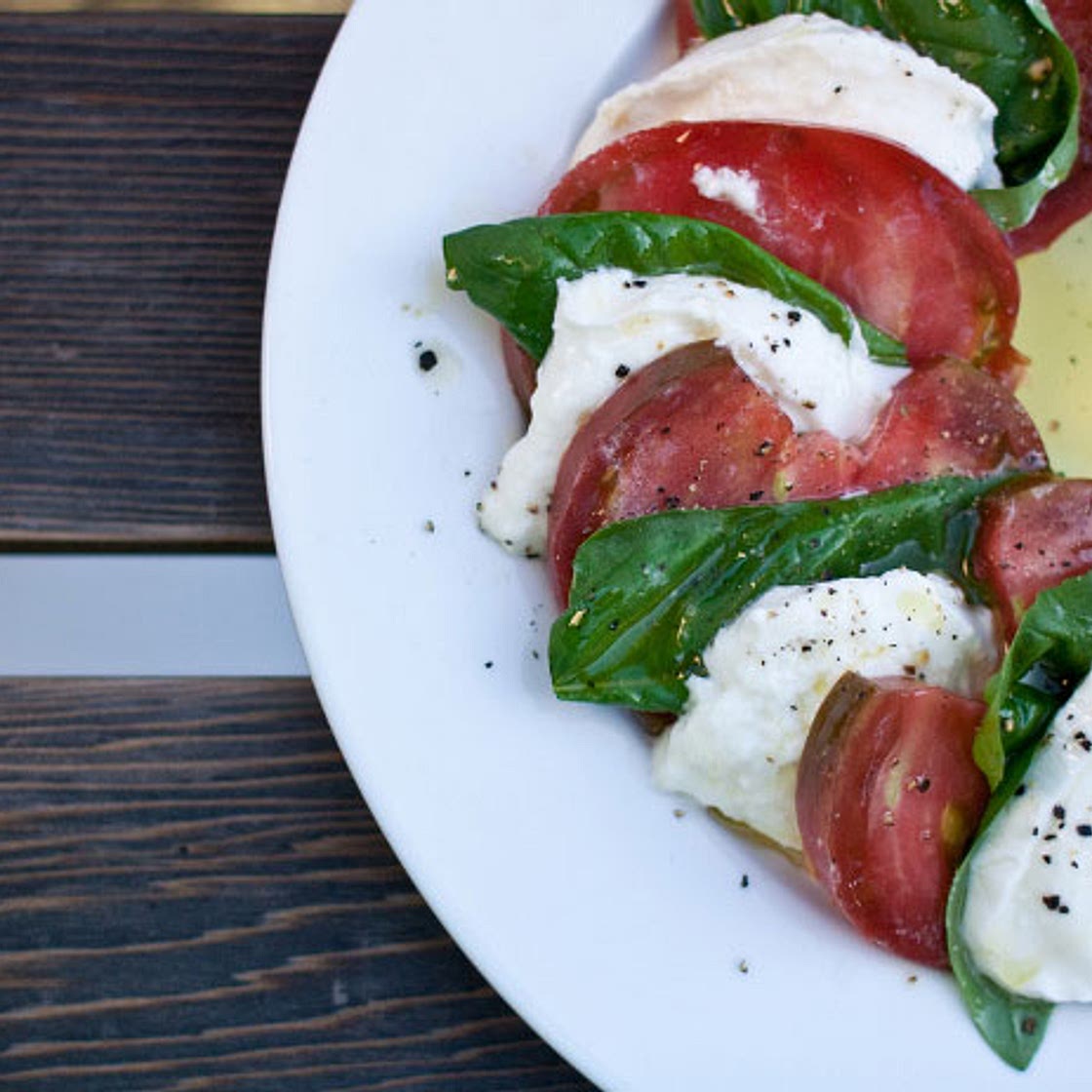 Salade caprese recette italienne : tomates mozzarella