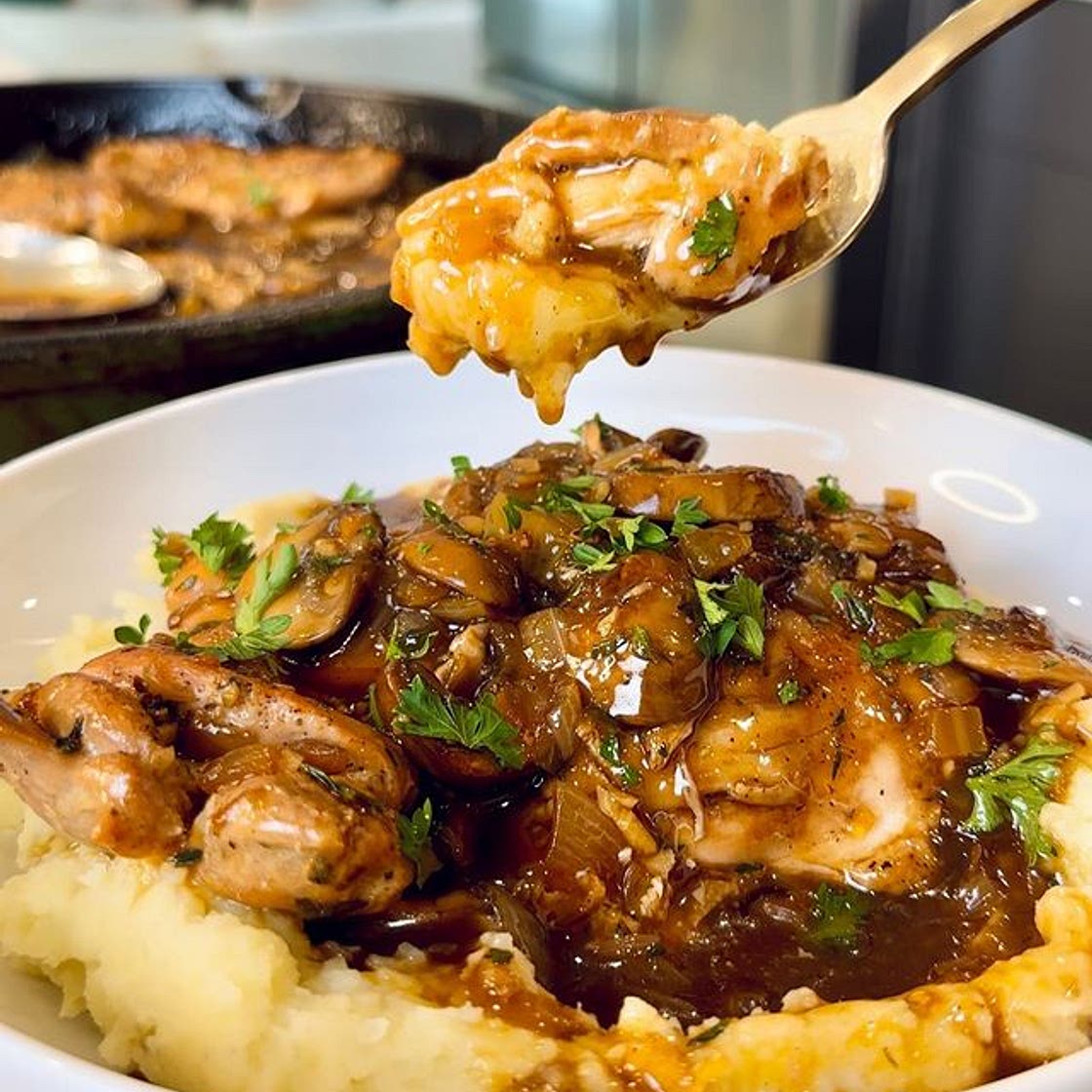 SKILLET CHICKEN THIGHS WITH MUSHROOM GRAVY✨ warm, cozy, and comf