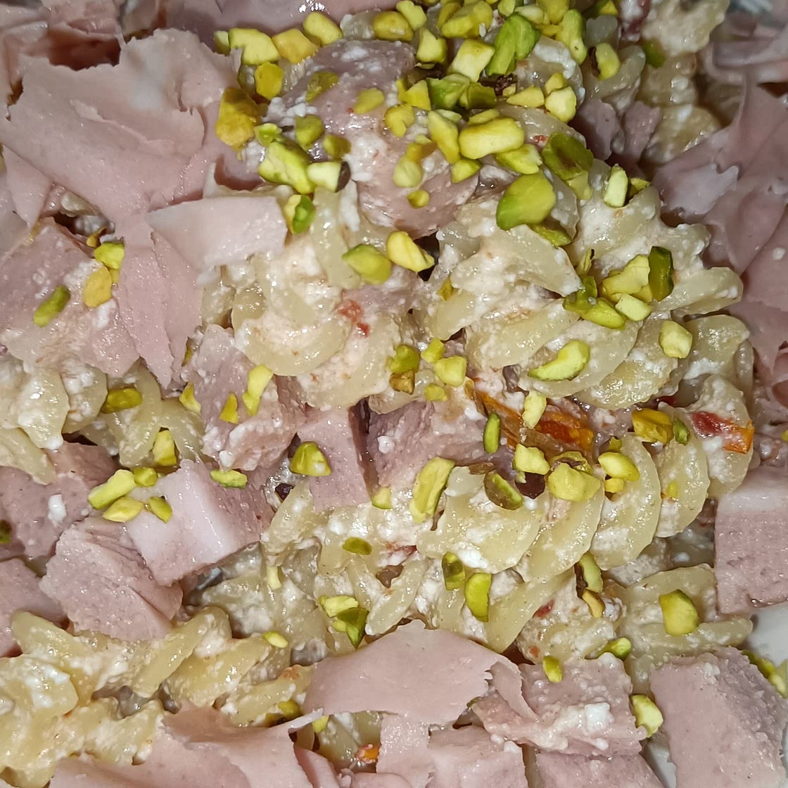 Pasta ricotta, mortadella, pistacchio e pomodorini secchi