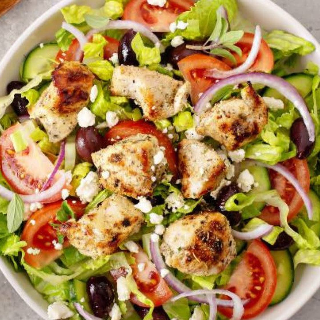 KETO. Ensalada mediterránea con pata muslo deshuesado.