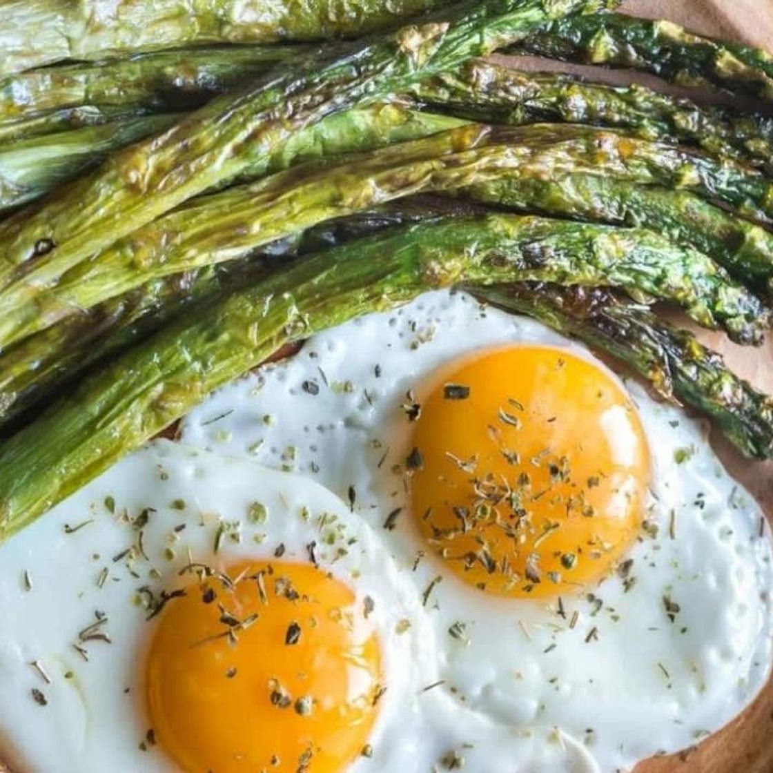 Keto. Huevos con asparragus