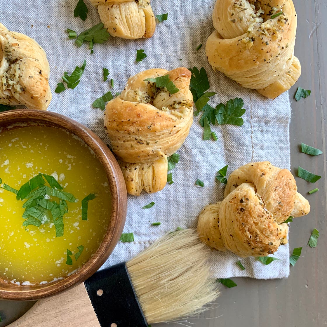 GARLIC KNOTS