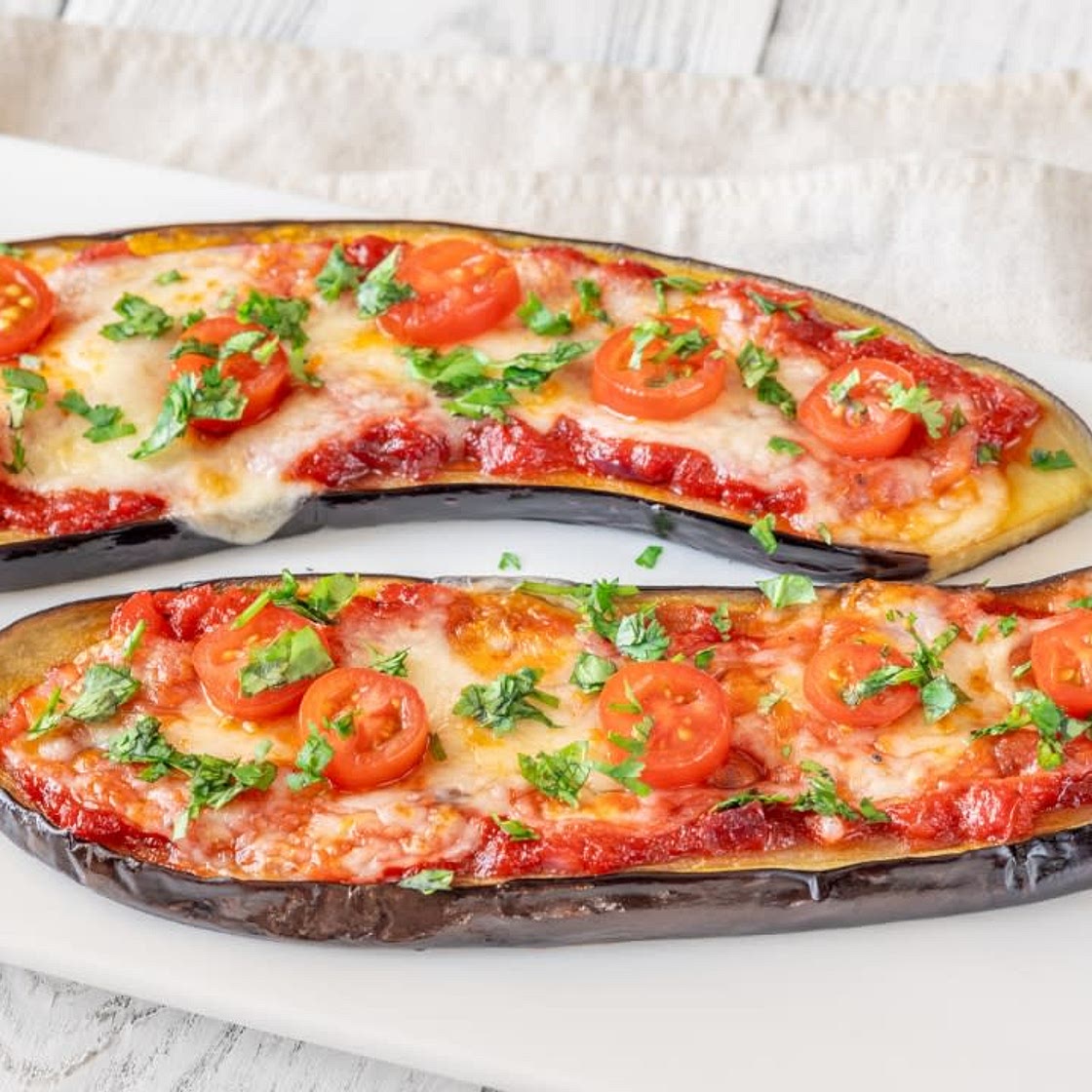 Keto Botes de berenjena rellenas con pollo