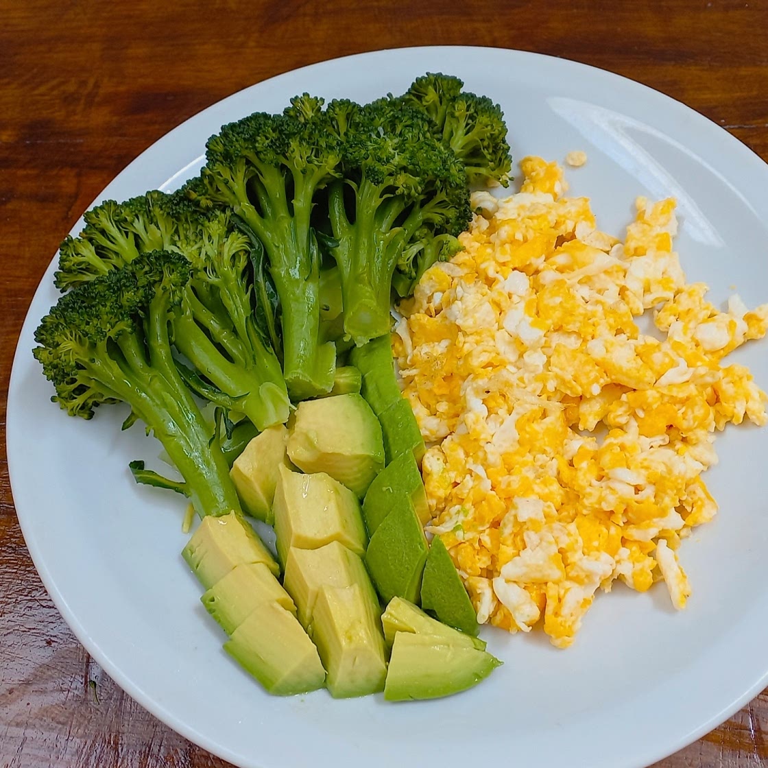 Keto desayuno. Huevo revuelto con veggies