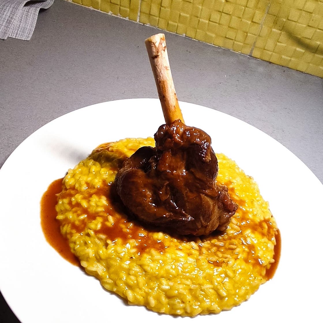 Lamb shank In wine sauce served with pumpkin risotto - Αρνίσιο κότσι μαγειρεμένο με κρασί, ριζότο κολοκύθας