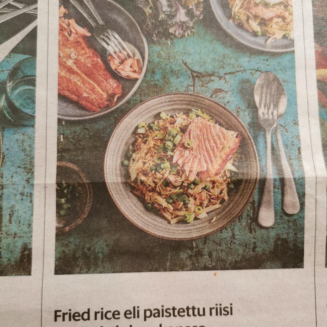 Paistettu riisi kaalin ja lohen kanssa