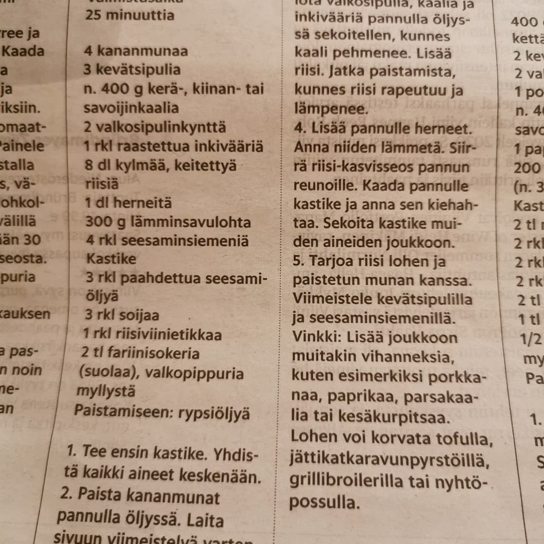 Paistettu riisi kaalin ja lohen kanssa