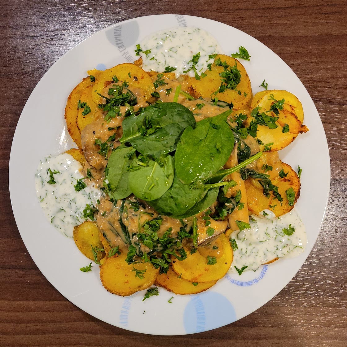 Röstkartoffeln mit Kräuterseitlingsrahm dazu Spinat-Topping und Mayodip
