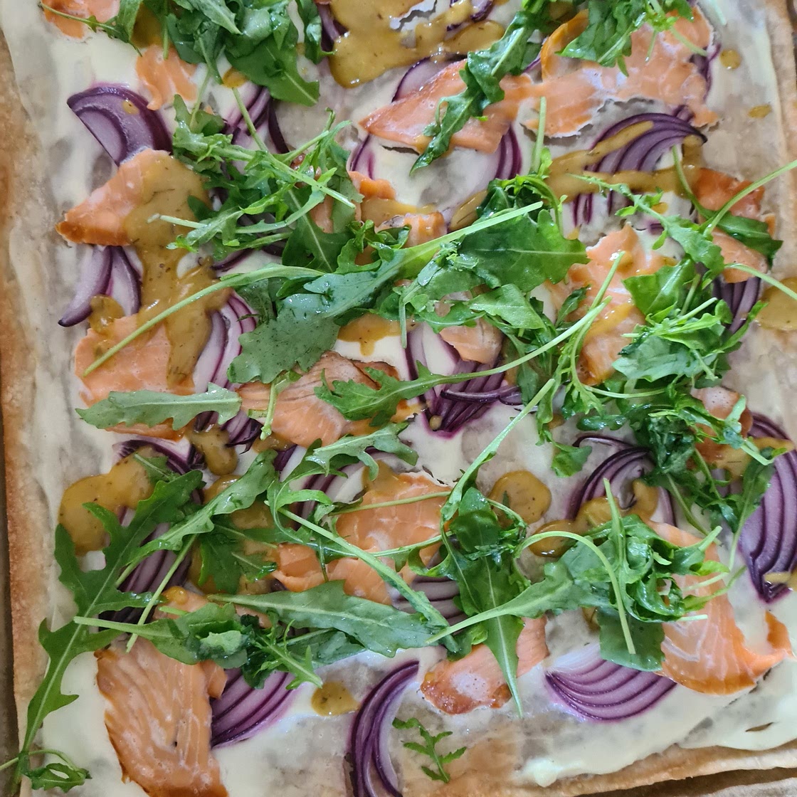 Flammkuchen mit Lachs und Rucola