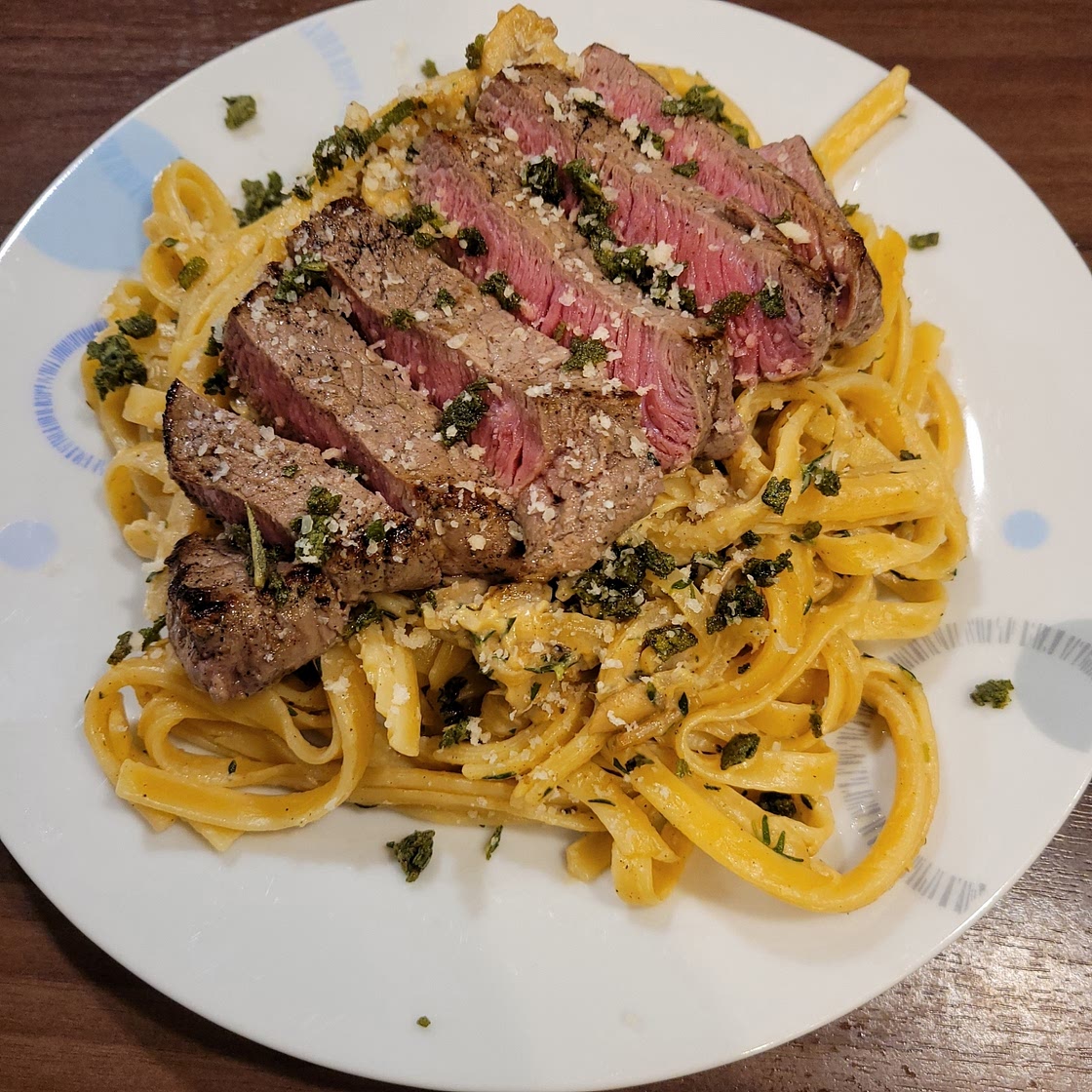 Feines Rindersteak auf cremiger Jägersoße dazu Fettuccine und knusprige Salbeiblättchen