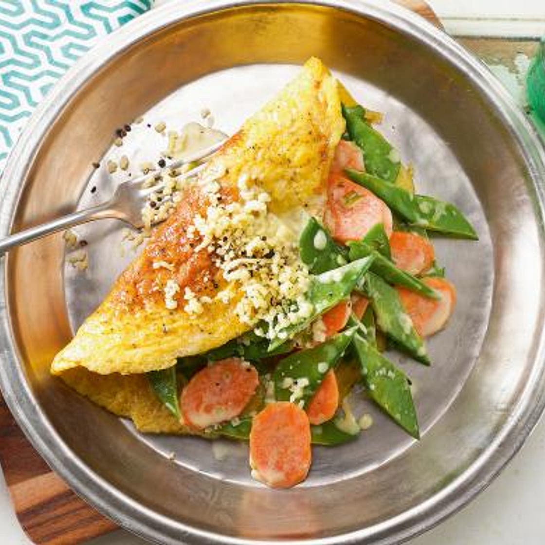 Gefüllte Käseomelette mit Frühlingsgemüse