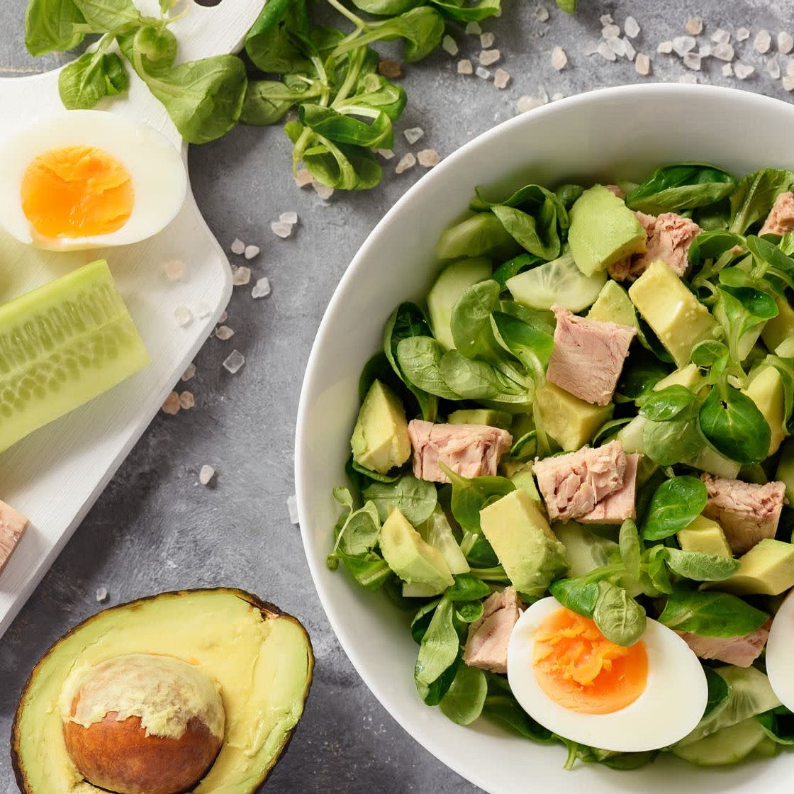 KETO. Ensalada de hojas verdes con atún