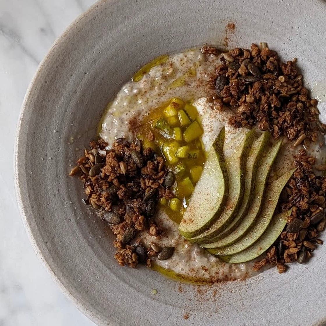 Pear and turmeric porridge - vegan