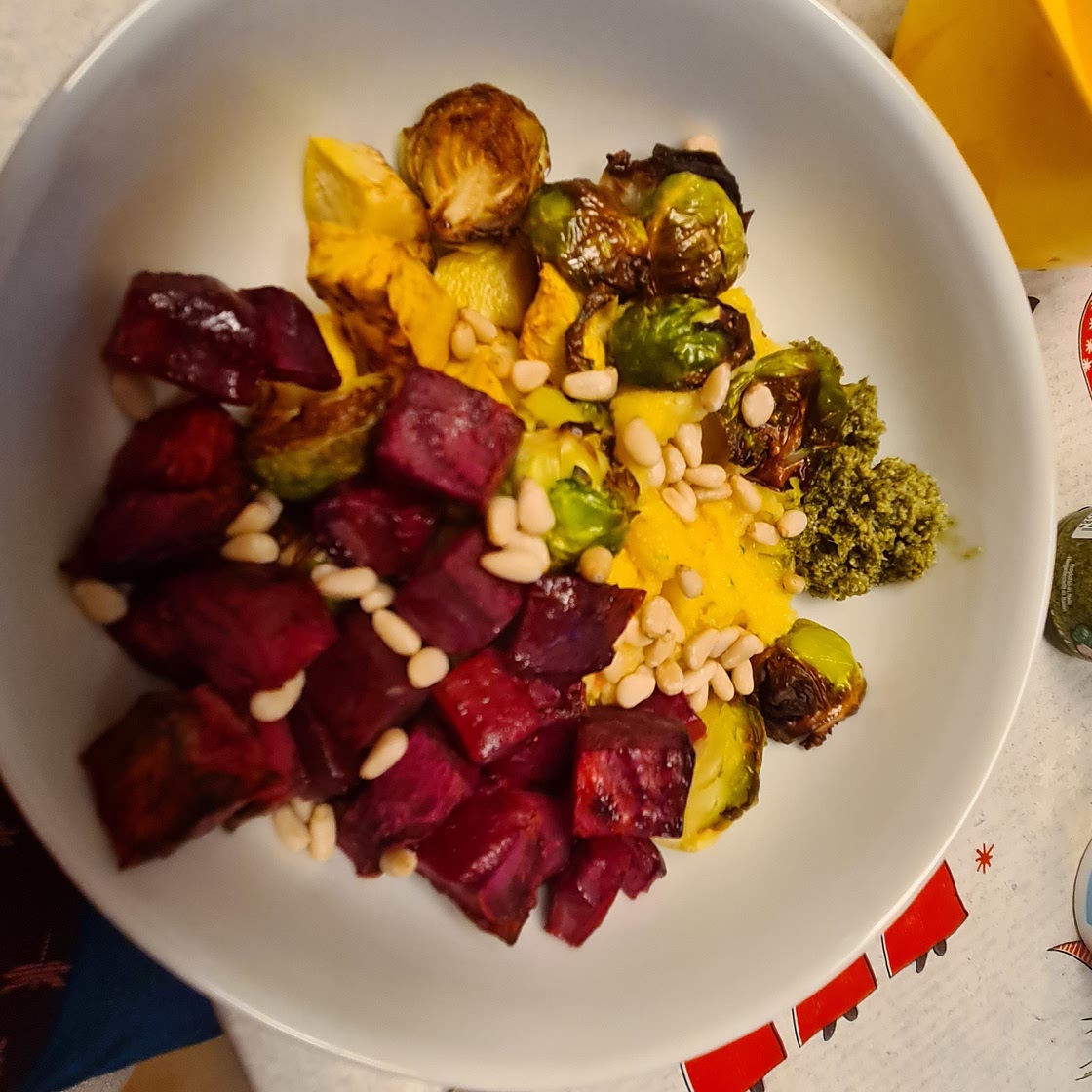 Polenta mit Rosenkohl, Roten Beten und Kräuteröl