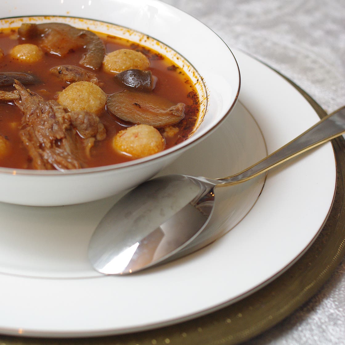 Kebbé b’semma’iyyé / Kebbé et ragoût d’agneau, sumac et aubergines