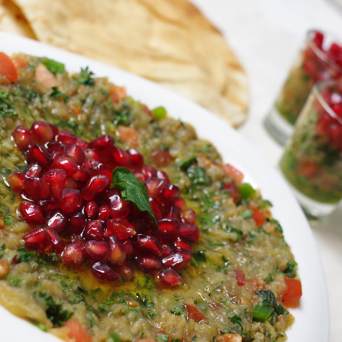 Baba ghannouj / Dip d’aubergines grillées, mélasse de grenade et plein d’autres choses