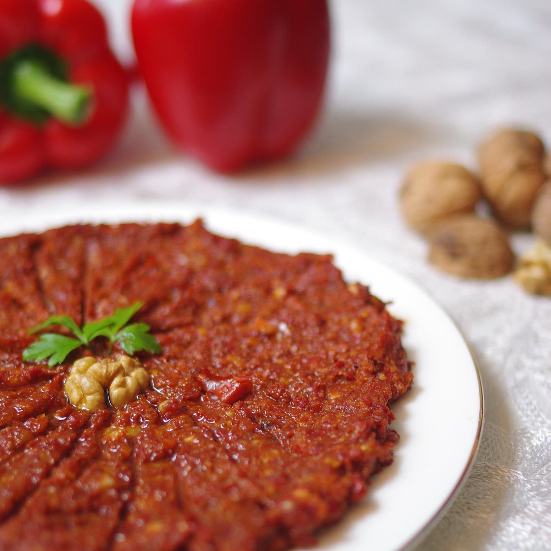 Mhammara/ Dip de poivrons rouges, noix, mélasse de grenade