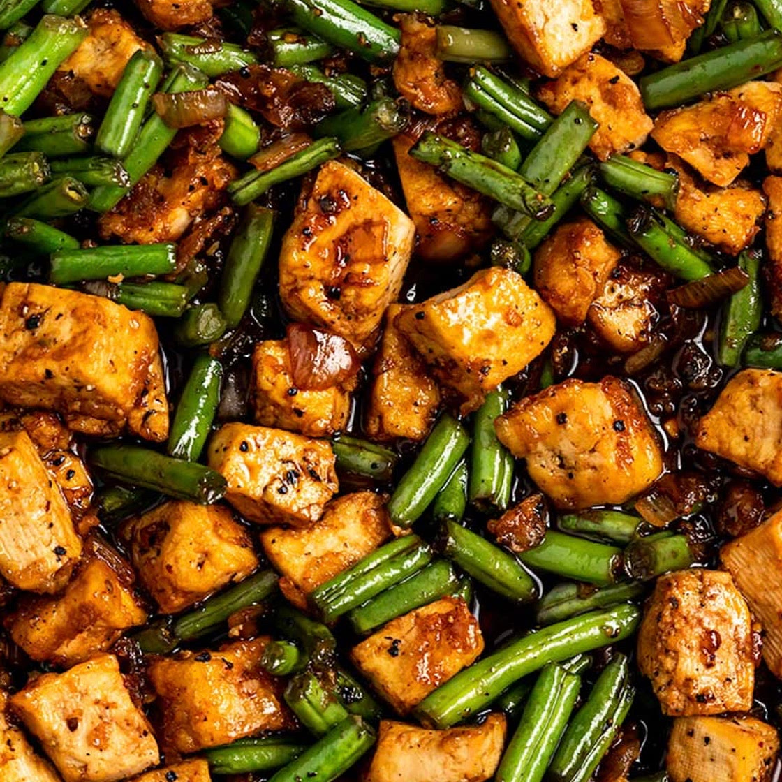 Schwarzer Pfeffer-Tofu und Grüne Bohnen Reispfanne