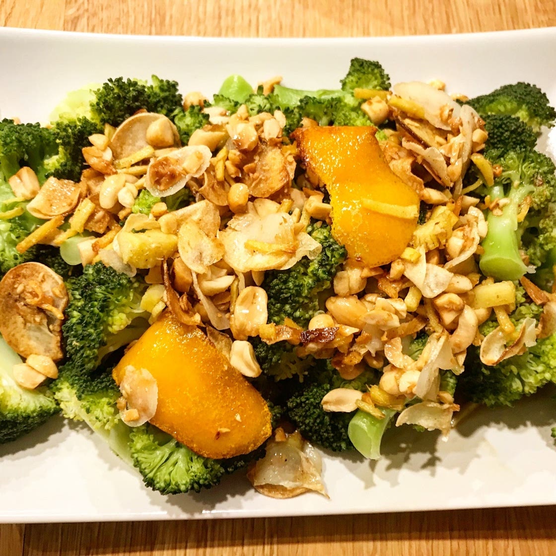 Brokkoli mit Orange, Sojasoße und Erdnüssen