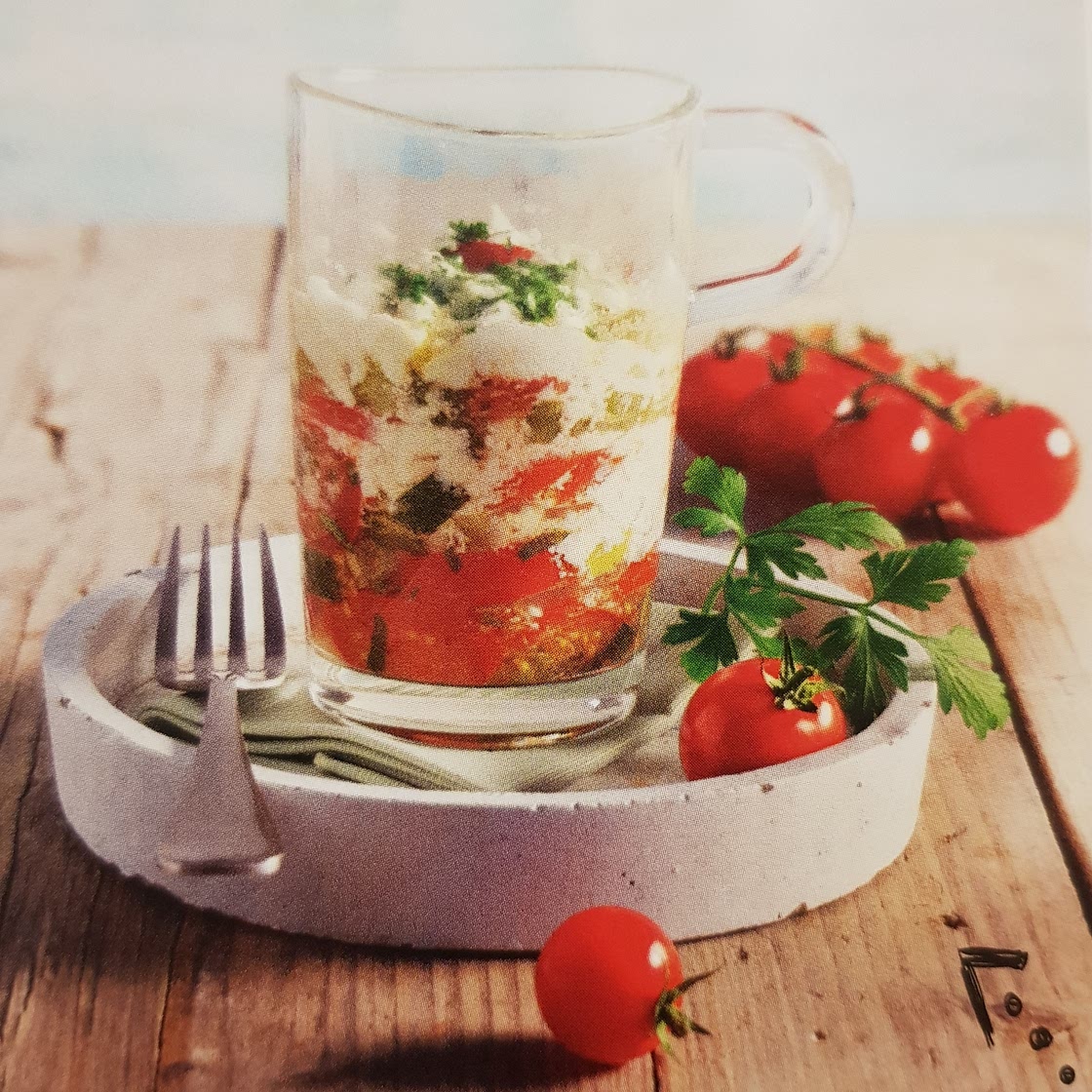 Tomaten-Schafskäse-Snack mit Kräutern