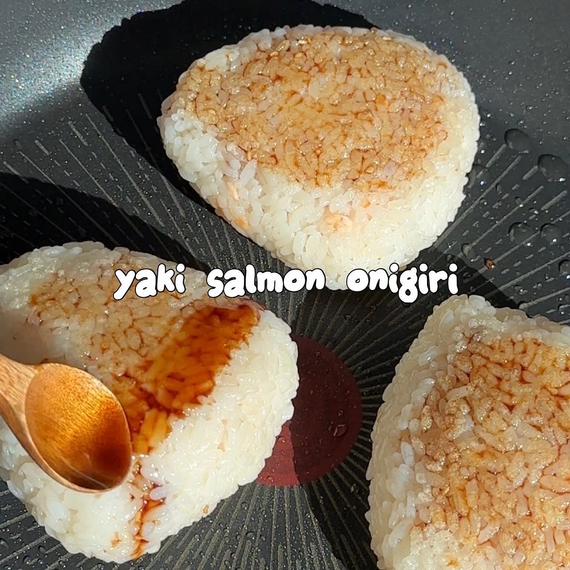 Yaki salmon onigiri