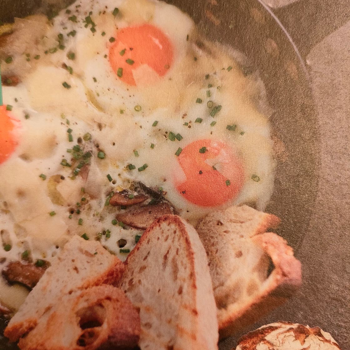 Ovos estrelados com cogumelos, parmesão e pão torrado