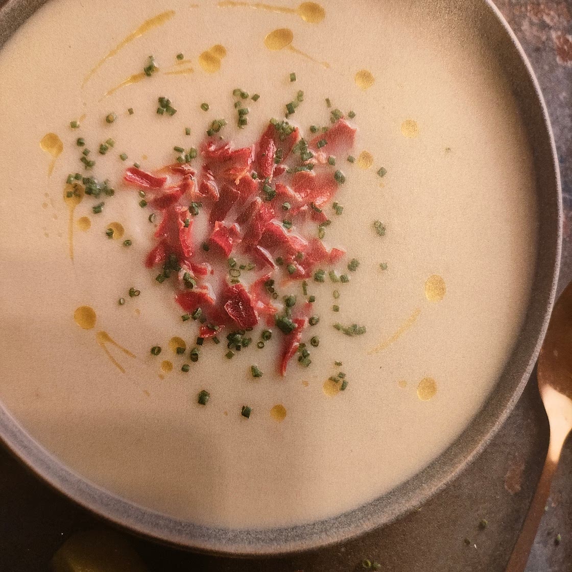 Sopa de chuchu com presunto crocante