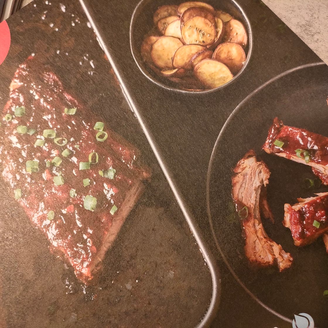 Ribs de porco com molho barbecue no forno