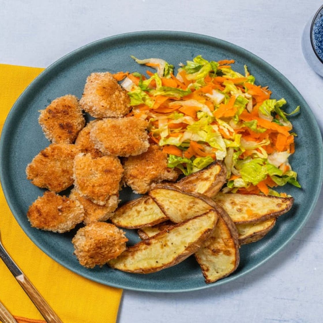 Vegan Crispy Chicken Bites mit Kartoffelspalten Bei diesem Gericht wird 50% weniger CO2e durch Zutaten verursacht als bei einem durchschnittlichen HelloFresh Rezept