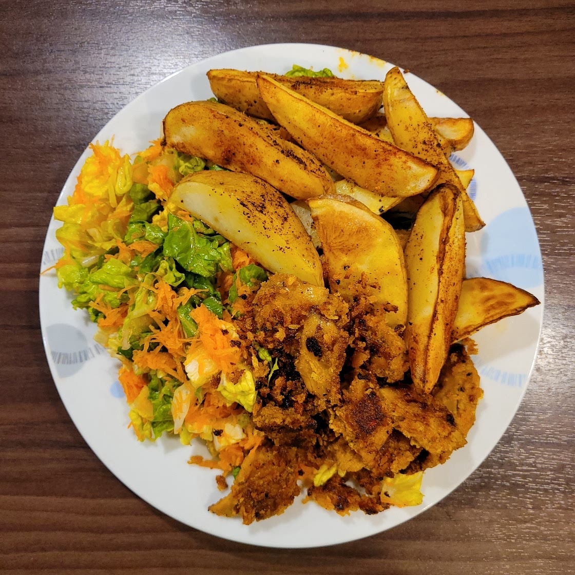 Vegan Crispy Chicken Bites mit Kartoffelspalten Bei diesem Gericht wird 50% weniger CO2e durch Zutaten verursacht als bei einem durchschnittlichen HelloFresh Rezept