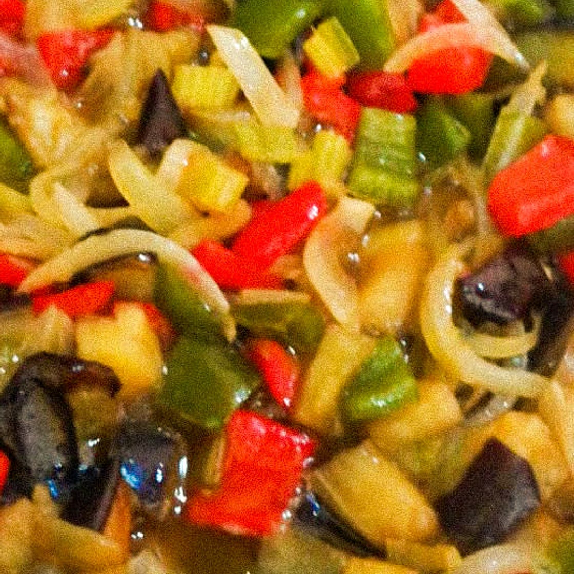 Contorno leggero con peperoni, melanzane e sedano