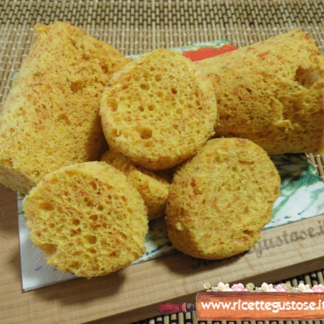 Spugna salata al microonde con la curcuma