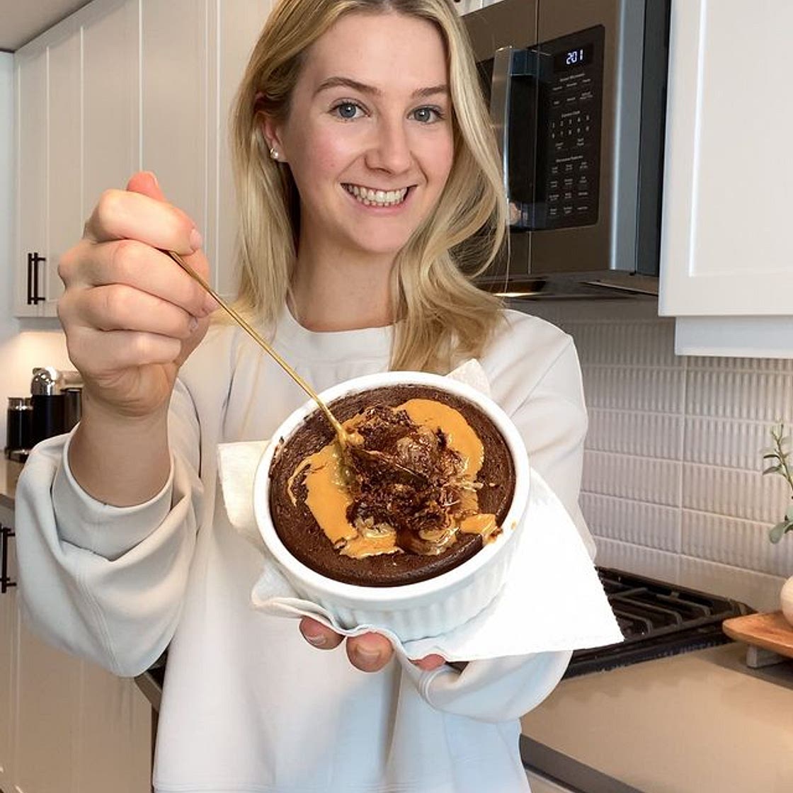 2-MINUTE CHOCOLATE MUG CAKE 🍫😋
