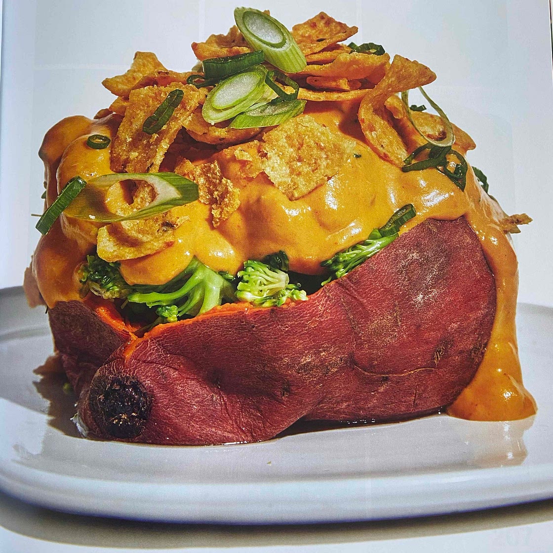 Gevulde zoete aardappel met vegan queso