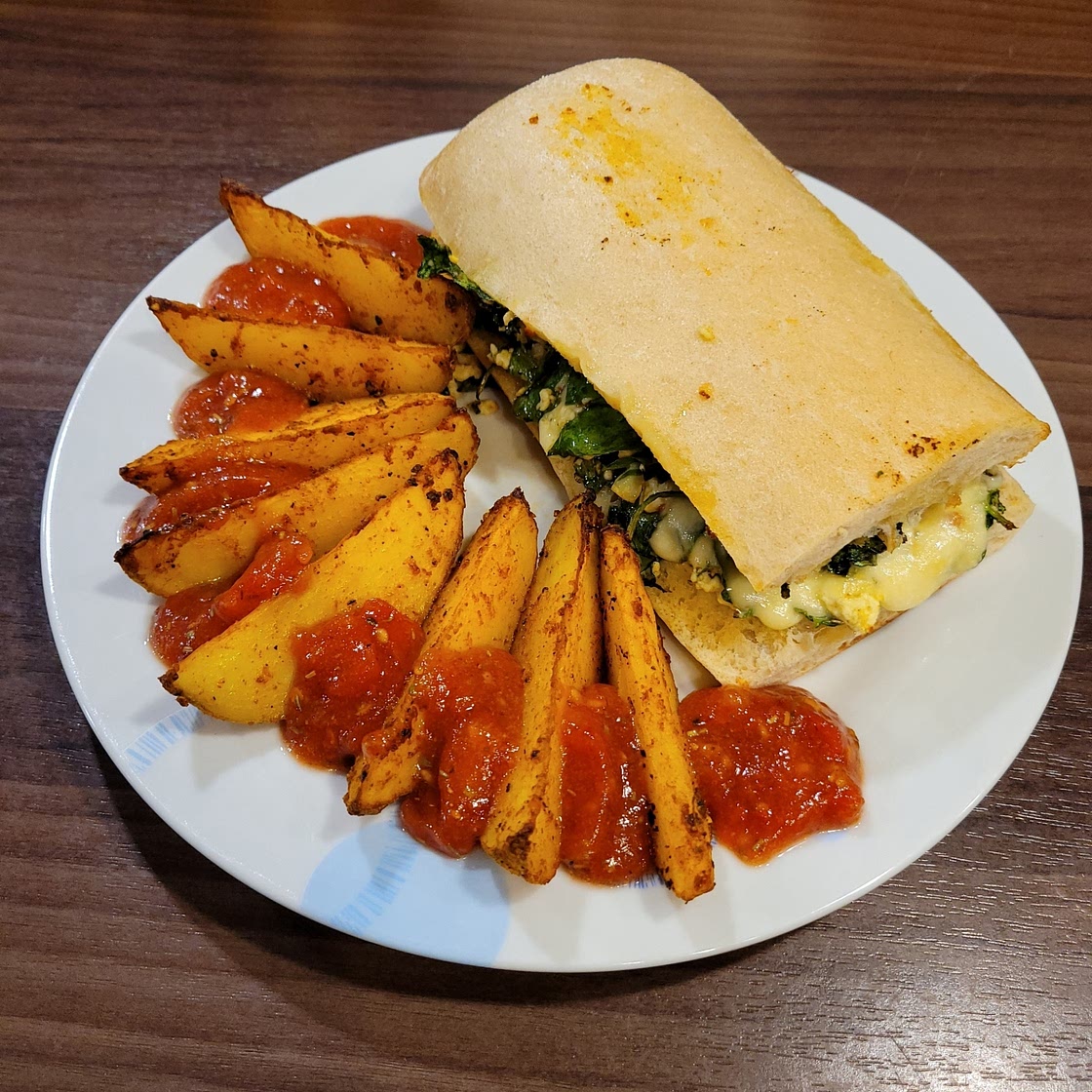 Cheesy Spinach Melt! mit knusprigen Kartoffelspalten, dazu tomatiger Dip