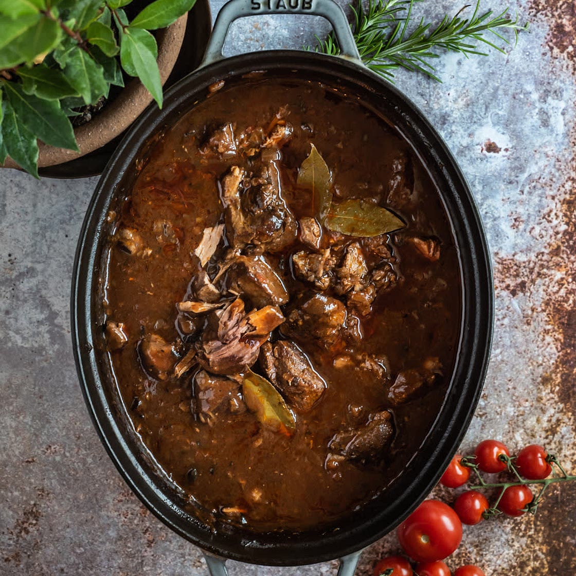 Schmortopf mit Spinatknödel mit Misobutter und gefüllt mit karamellisierten Walnüssen, dazu gebackener Kürbis