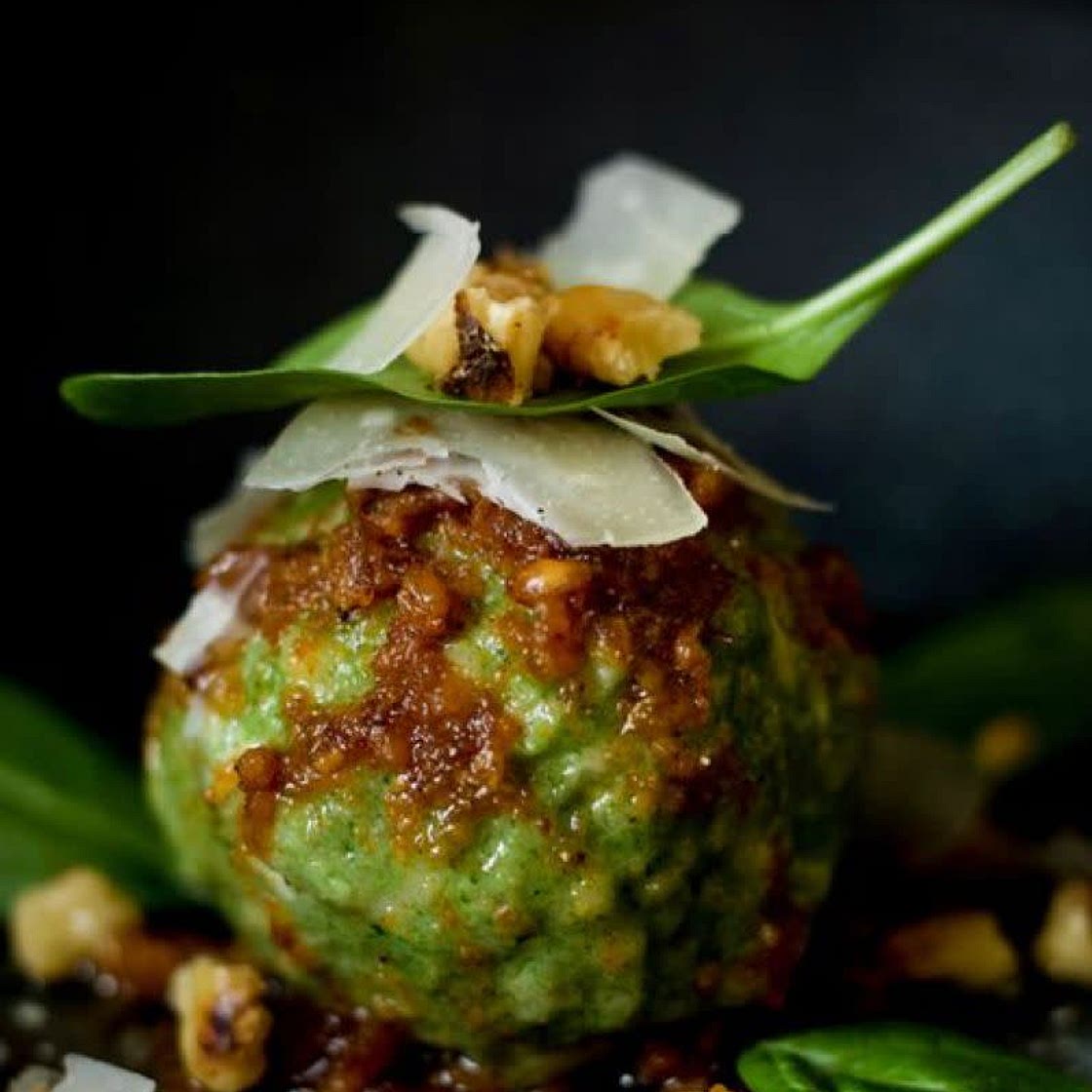 Schmortopf mit Spinatknödel mit Misobutter und gefüllt mit karamellisierten Walnüssen, dazu gebackener Kürbis